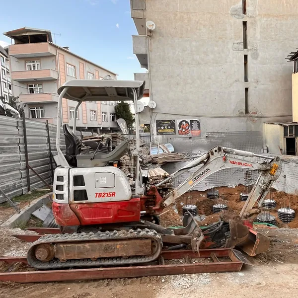 Dar Alanda Mini Kepçe Çalışması — Bitişik yapılar arasında