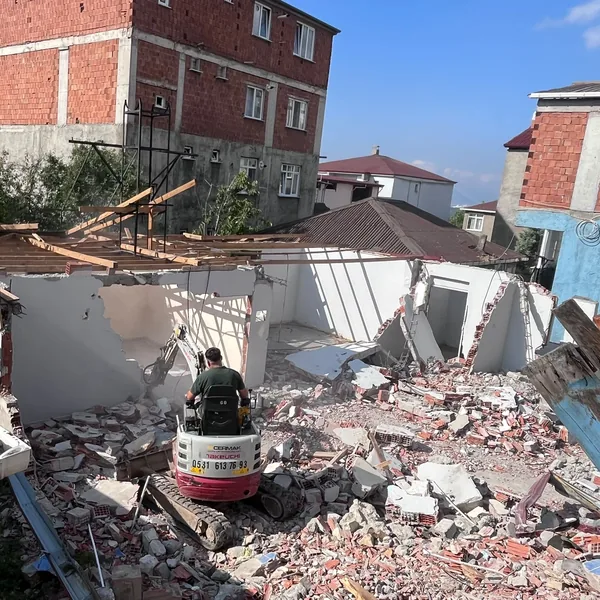 Eski Yapı Yıkımı ve Moloz Temizliği — Eski yapı sahası