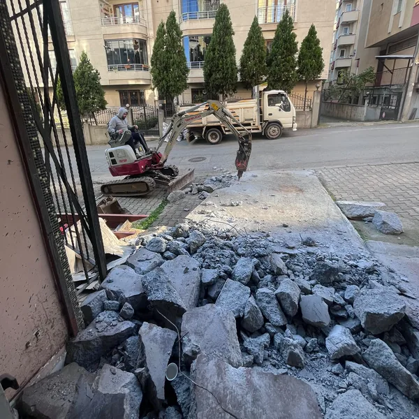 Bina Önünde Zemin Kırımı — Bina önü