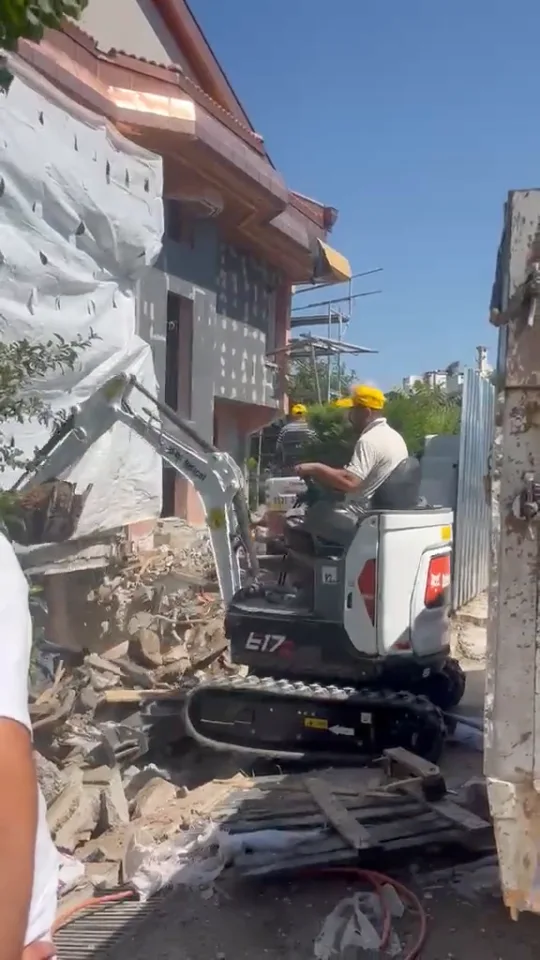 Bobcat Mini Ekskavatör ile Moloz Yükleme