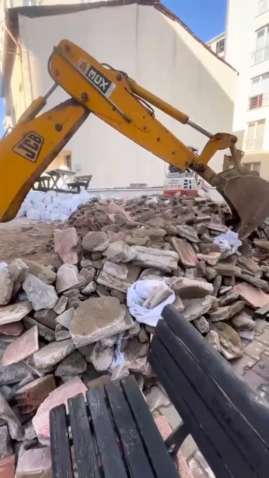 Kazıcı Yükleyici ile Moloz Yığını Çalışması